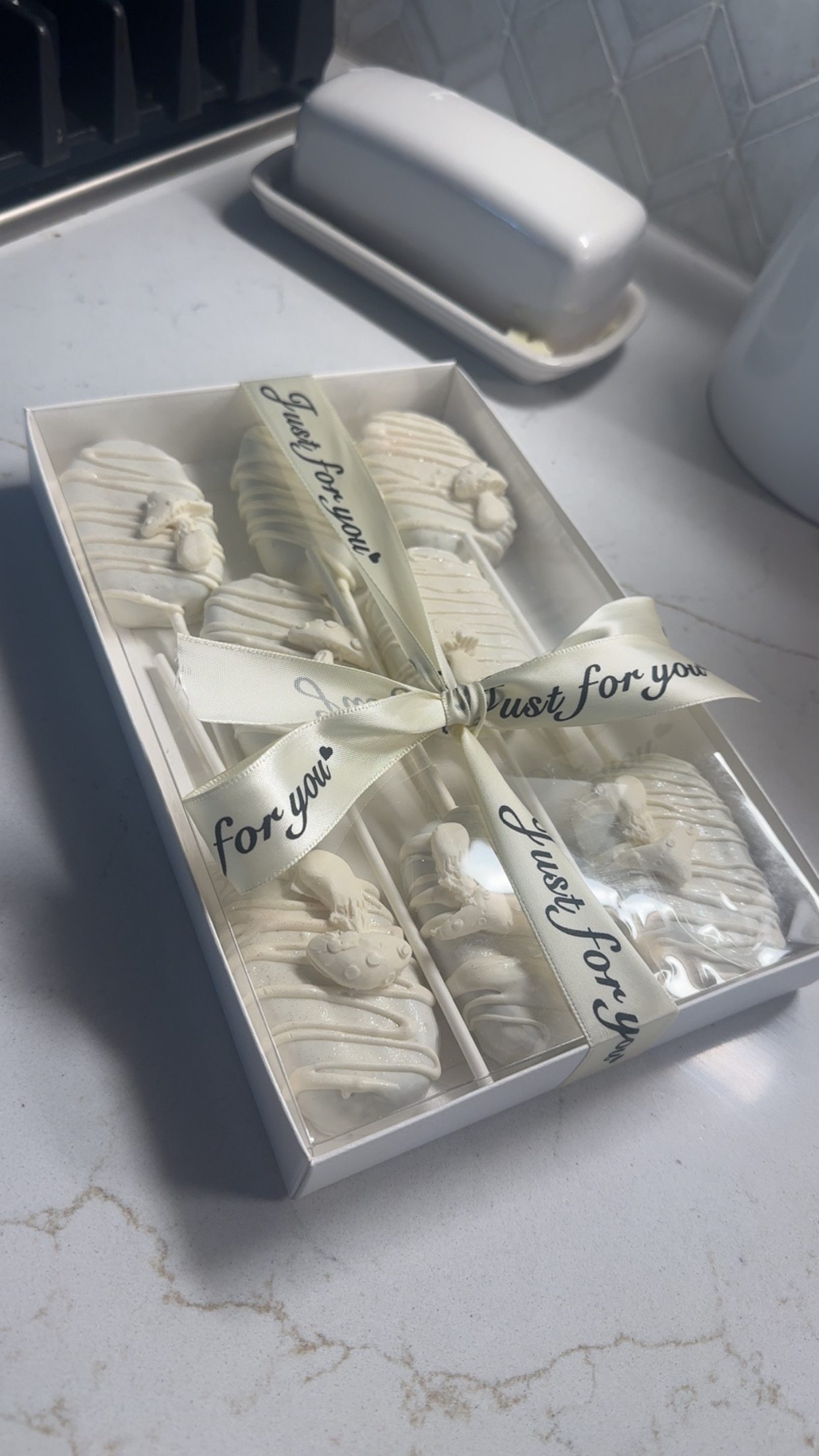 White mushroom themed cakesicles